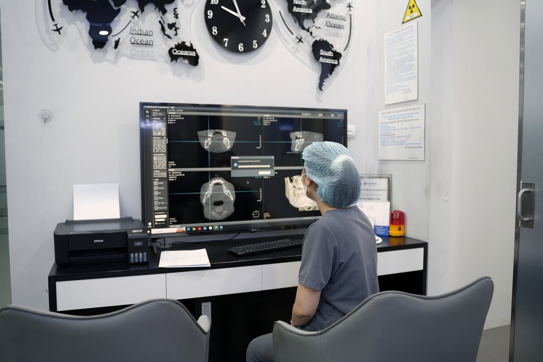 Trồng răng Implant Nam Định - bác sĩ đọc phim CT lập kế hoạch cấy ghép tại Nha khoa Hân Đào