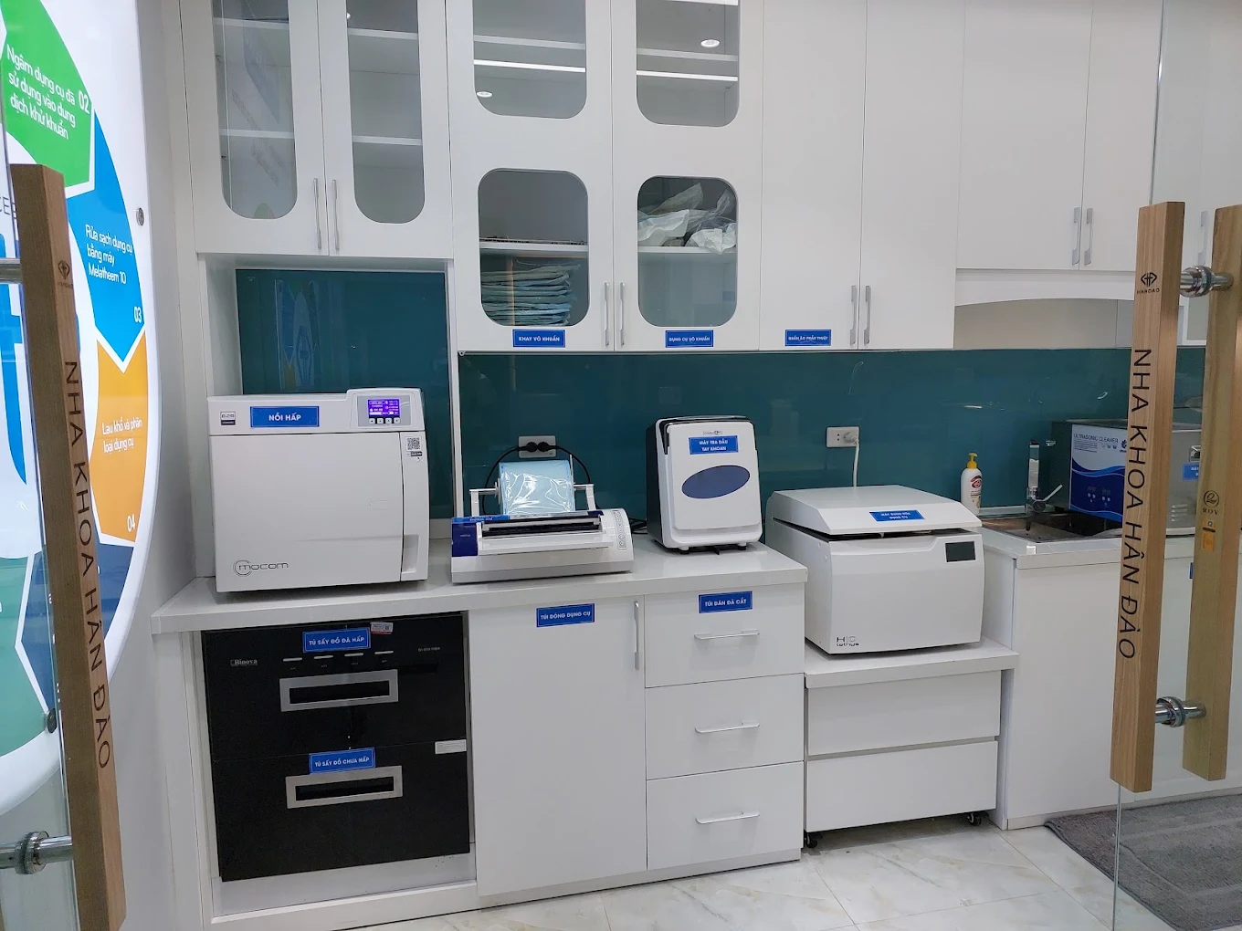 Dụng cụ hấp tiệt trùng autoclave đóng gói niêm phong tại Nha khoa Hân Đào